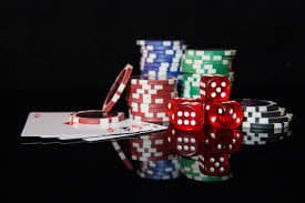 Live Baccarat Table ပေါ်တွင် Card ဖဖောင်ပျော်မျောနေသောမြင်ကွင်း